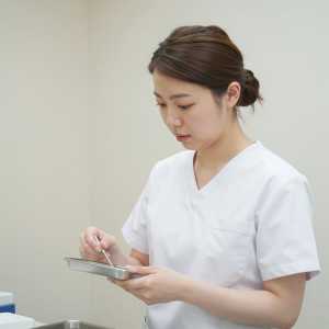 歯科器具を準備する歯科助手