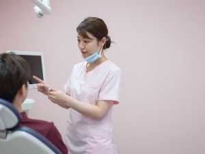 患者に説明する歯科医師