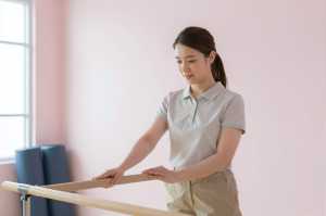 リハビリを指導する理学療法士