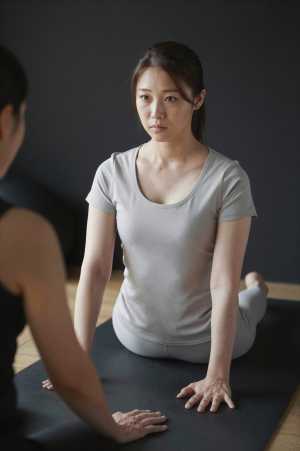 リハビリ運動を指導する理学療法士