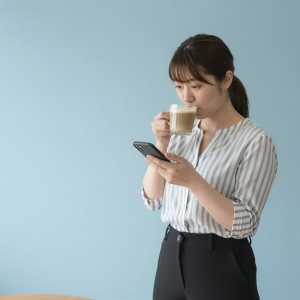 カフェで市場トレンド分析する女性