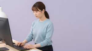 自宅でデジタル整理をする女性