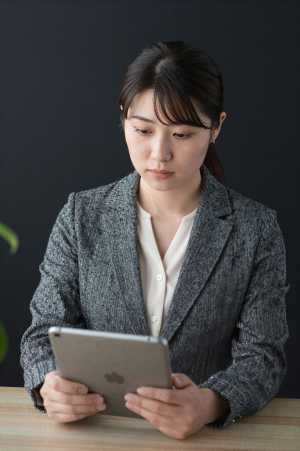 タブレットでビデオ通話する女性