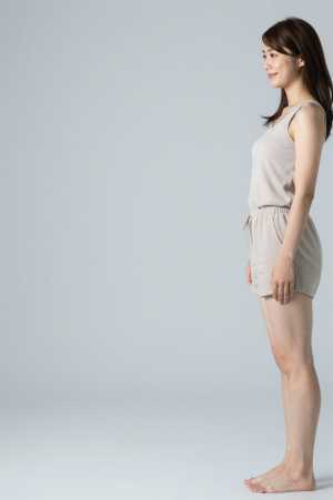 求人バナー素材: 穏やかな光と女性