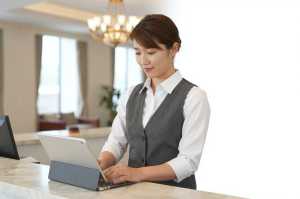 ホテル受付でのチェックイン対応