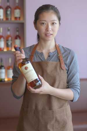 ウィスキーを提供するバーテンダー