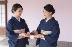 旅館の丁寧なチェックイン