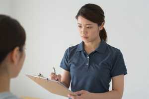 リハビリ記録をつける理学療法士