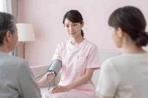 訪問看護で血圧測定する看護師