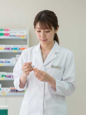 薬剤準備をする女性薬剤師