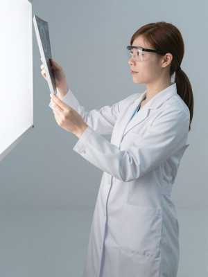 レントゲンを分析する臨床検査技師