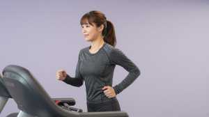 トレッドミルでランニングする女性