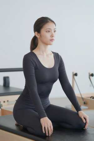 ピラティスリフォーマーで鍛える女性