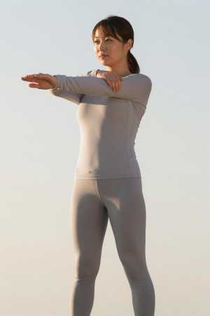 夕焼けの公園でクールダウンする女性