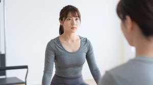 パーソナルトレーニングを受ける女性