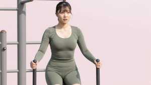 屋外フィットネスで運動する女性