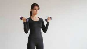 自宅ジムで筋力トレーニングする女性