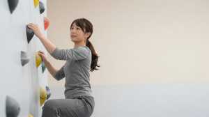 ボルダリングウォールに挑戦する女性