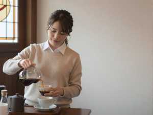 レトロな喫茶店でコーヒーを淹れる女性
