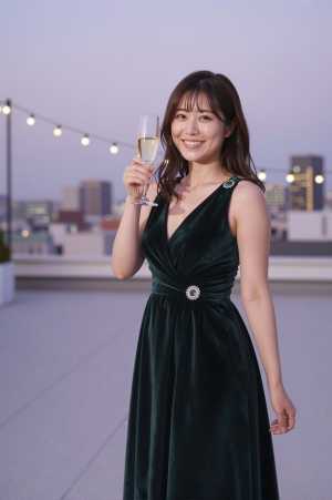 屋上パーティーで乾杯する女性