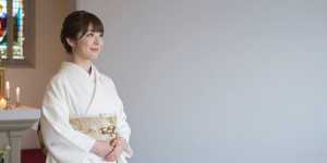 厳かなチャペルで祈る花嫁