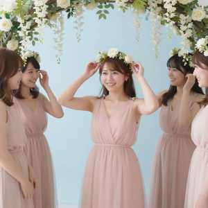 ガーデンで笑うブライズメイド