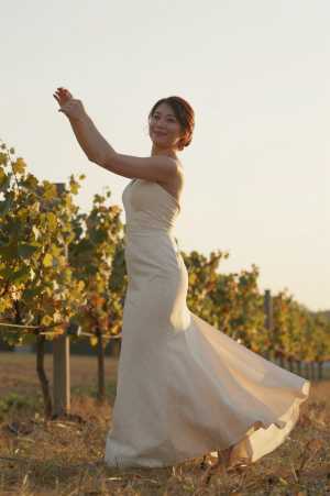 夕暮れのブドウ畑で踊る花嫁