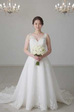 豪華な会場で微笑む花嫁