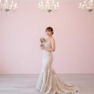 舞踏室で優雅に踊る花嫁