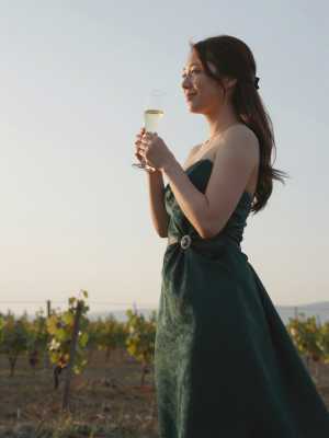 ブドウ畑で乾杯するゲスト