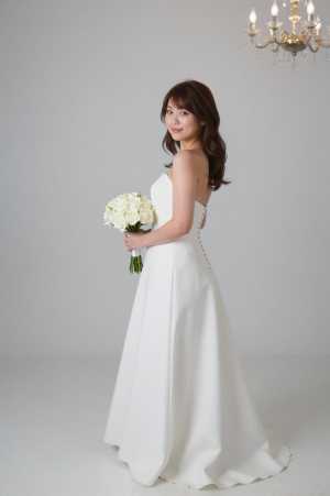 華やかな会場で振り向く花嫁