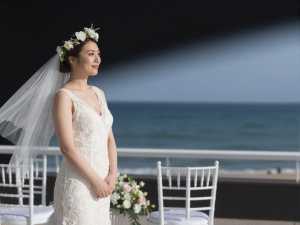 海辺で風に揺れる花嫁のベール