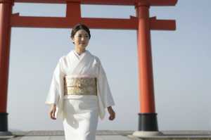 神社で静かに歩む花嫁
