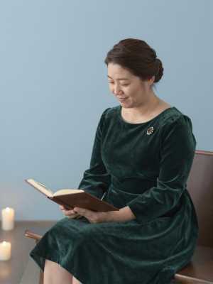 教会で瞑想する女性