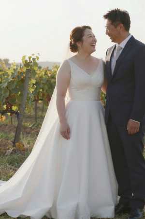 ぶどう畑で寄り添う花嫁