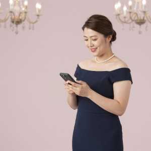 宴会場でスマホを確認する女性