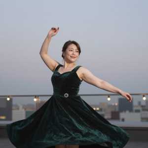 屋上パーティーで踊る女性