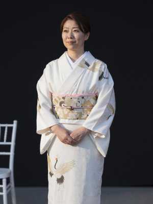 海辺で佇む和装の花嫁