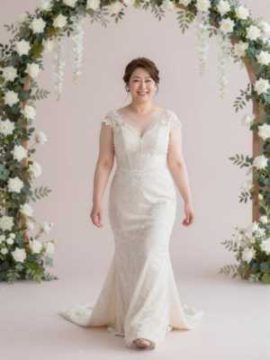 花咲くアーチを歩む花嫁