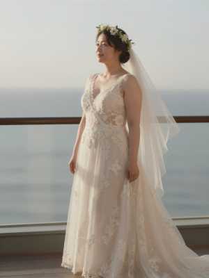 海を望むバルコニーの花嫁