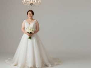 豪華な会場で微笑む花嫁