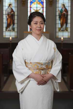 厳かな教会で佇む花嫁