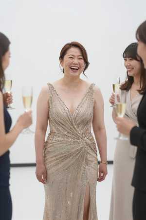 宴会場で友人たちと談笑