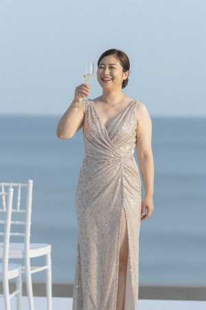 海辺で乾杯するパーティー客