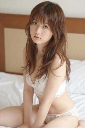 ベッドで見せる白レースのセクシーショット