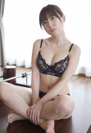 黒レース姿の魅力的な女性