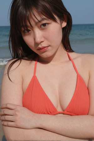 海で撮影された女性のポートレート