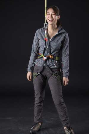 ボルダリングジムでビレイする女性