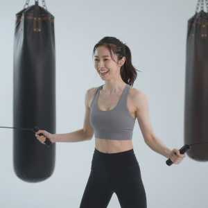 ボクシングジムで縄跳びをする女性