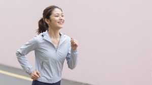 公園で深呼吸するランナー